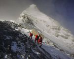 Hai nhà leo núi tử vong trên đỉnh Everest ngay trong ngày đầu tiên mở cửa trở lại