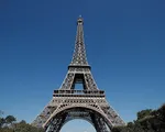 Tháp Eiffel đón du khách trở lại sau thời gian dài đóng cửa