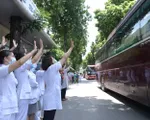 Gần 200 cán bộ y tế Bệnh viện Bạch Mai lên đường chi viện TP Hồ Chí Minh chống dịch