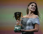 Penelope Cruz cảm ơn đồng nghiệp khi giành giải Nữ diễn viên chính xuất sắc LHP Venice lần thứ 78