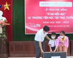 Thừa Thiên Huế trao học bổng 'Vì em hiếu học'