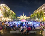 Người dân TP Hồ Chí Minh đổ về phố đi bộ Nguyễn Huệ chào đón năm mới 2022