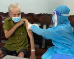 Hà Nội tiêm vaccine phòng COVID-19 cho người già yếu tại nhà