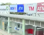 Lần đầu tiên giao dịch rút tiền qua ATM giảm