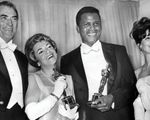 Huyền thoại Sidney Poitier, diễn viên da đen đầu tiên giành Oscar cho Nam chính xuất sắc nhất qua đời, sao thế giới tiếc thương