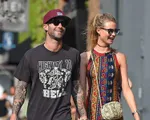 Adam Levine biểu diễn lần đầu tiên sau tin ngoại tình, vợ vẫn ủng hộ hết mình