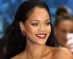 Rihanna so sánh việc làm mẹ với... uống axit