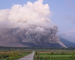 Núi lửa Semeru phun trào: Indonesia nâng cảnh báo lên mức cao nhất, sơ tán gần 100 cư dân