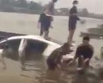 Phát hiện thi thể tài xế trong ô tô chìm đáy sông