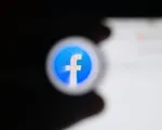 Facebook 'tứ bề thọ địch'