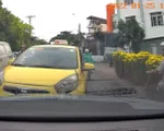 Taxi lấn làn đường gây cản trở giao thông