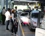 Giá taxi tăng gấp đôi, khách ở sân bay Tân Sơn Nhất vẫn khó bắt xe