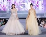 Hồng Diễm - Thu Quỳnh sánh bước catwalk, nhan sắc 'bất phân thắng bại'