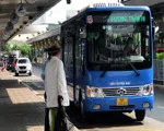 Xe bus được đón khách ở ga quốc nội Tân Sơn Nhất