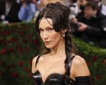 Bella Hadid tiết lộ bị ngất xỉu tại Met Gala 2022 vì váy quá chật