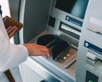 Rút tiền tại ATM bằng CCCD gắn chip: Làm sao để an toàn?