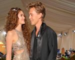 Kaia Gerber và Austin Butler công khai tình cảm trên thảm đỏ Met Gala 2022