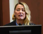 Amber Heard làm chứng lần đầu tại toà, bật khóc khi nhớ lại lần đầu bị Johnny Depp đánh