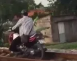 Xe máy 'giỡn mặt' tử thần khi đi trên đường tàu