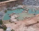 Dùng bột đá san lấp các hố sâu do khai thác đất trái phép