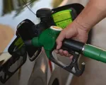 Châu Âu “ghìm cương” giá xăng dầu