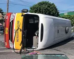 Xe bus lật nghiêng sau va chạm với container, nhiều người bị thương