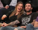 Vợ Adam Levine vẫn tin tưởng chồng sau tin ngoại tình