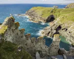 L&acirc;u đ&agrave;i Tintagel của vua Arthur c&oacute; nguy cơ đổ  xuống biển do biến đổi kh&iacute; hậu