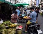 Giá cả leo thang, người dân Thái Lan “thắt lưng buộc bụng”