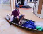 Lũ tràn về, người dân Chương Mỹ (Hà Nội) vất vả chạy lụt