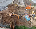 Cứu bé trai rơi xuống trụ bê tông sâu 35m