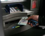 Nhu cầu rút tiền mặt tại các cây ATM giảm một nửa