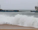Thời tiết bất lợi, khó tiếp cận rút dầu, ứng cứu tàu Hoàng Gia 46 mắc cạn