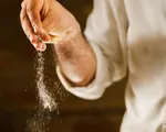 Cắt giảm muối trong khẩu phần có thể giúp giảm huyết áp như dùng thuốc