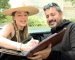 Amber Heard vẫn ký tặng cho người hâm mộ dù đã 'bỏ' Hollywood