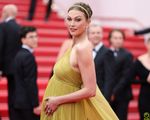 Karlie Kloss khoe bụng bầu trên thảm đỏ LHP Cannes 2023