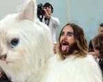 Jared Leto hóa trang thành mèo Choupette của Karl Lagerfeld trên thảm đỏ Met Gala