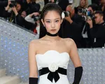 Jennie (BLACKPINK) xinh như búp bê tại Met Gala 2023