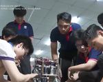 Sinh viên trường Đại học Sư phạm Kỹ thuật TP Hồ Chí Minh thâu đêm chế tạo robot