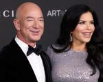 Jeff Bezos cầu hôn bạn gái với nhẫn kim cương 20 cara