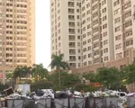 Tập kết rác giữa mặt tiền khu chung cư ở Hà Nội