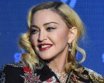 Madonna kiệt sức vì cố cạnh tranh với những ngôi sao trẻ