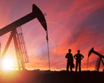 Giá dầu đối mặt nhiều sức ép mới