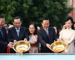 Chủ tịch nước Võ Văn Thưởng và Phu nhân cùng các kiều bào dâng hương, thả cá tại Bến Nhà Rồng
