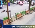 Xe ô tô quay đầu hất văng người đi xe máy