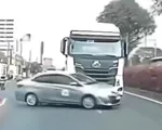 Nguy hiểm khi đi vào điểm mù xe tải