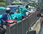 TP Hồ Chí Minh: 2 tài xế taxi và ô tô công nghệ đánh nhau giữa cầu gây náo loạn