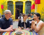 CEO Apple Tim Cook gặp ca sỹ Mỹ Linh, thưởng thức cà phê trứng ở Hà Nội