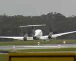 Máy bay hạ cánh bằng bụng thành công ở Australia sau khi bay vòng quanh sân bay nhiều giờ