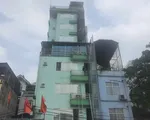 Hà Nội: Lại cháy chung cư mini 9 tầng, nhiều người leo lên mái chờ giải cứu